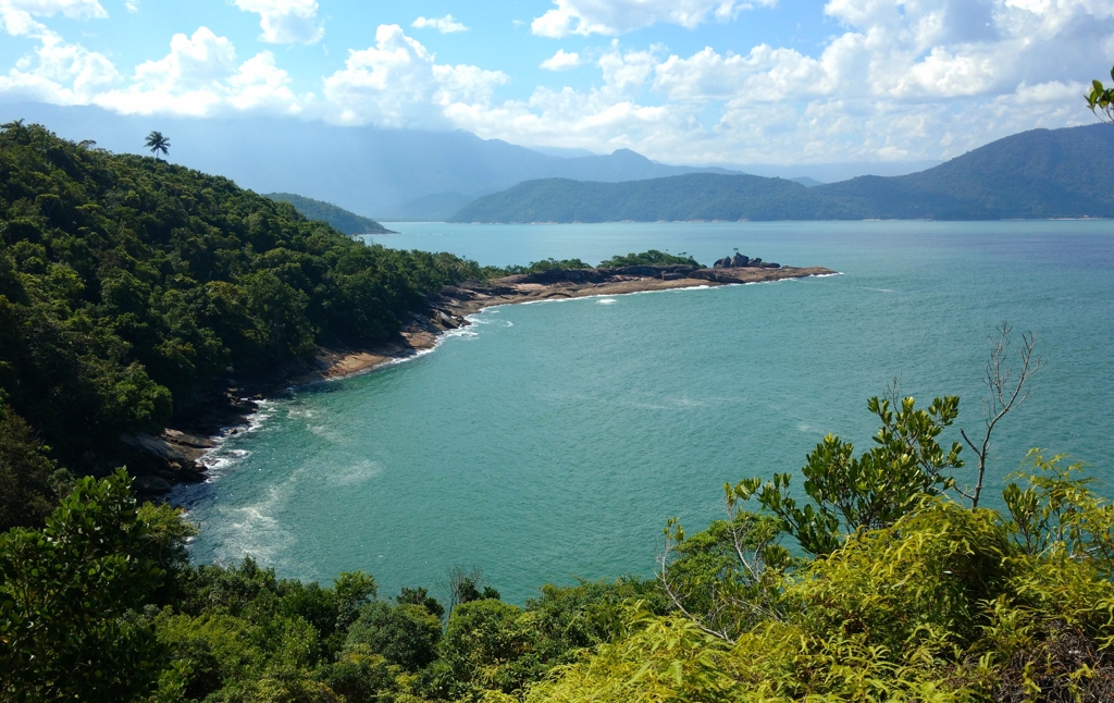 Spiagge a Ubatuba, un mix di rocce, sabbia e vegetazione verde.