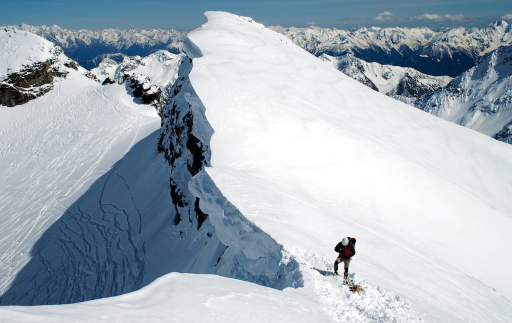 Una cornice di neve, una formazione nevosa che sporge da una cima montuosa.