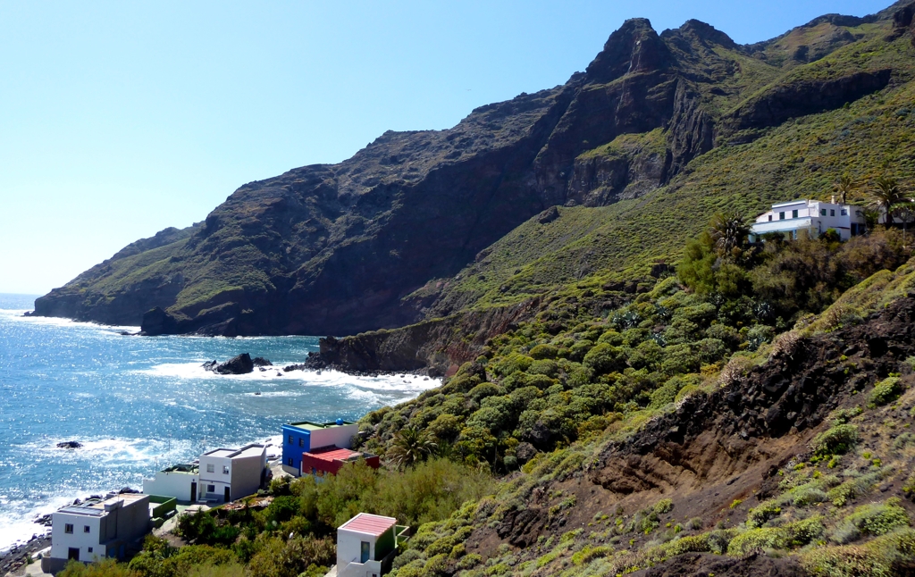 Il villaggio costiero Roque Bermejo, a Punta de Anaga, affacciato sull' Oceano Atlantico.